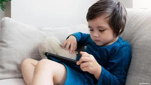 كيف تحمين طفلك من إدمان الهواتف الذكية؟