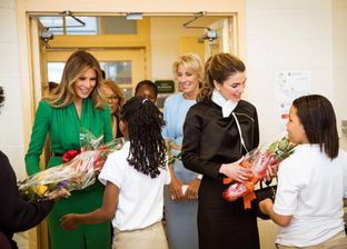 الملكة رانيا اثناء زيارتها لمدارس الأطفال
