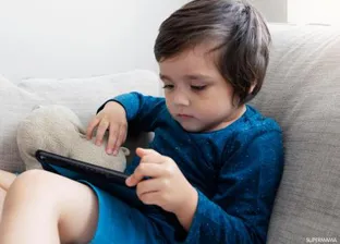 كيف تحمين طفلك من إدمان الهواتف الذكية؟