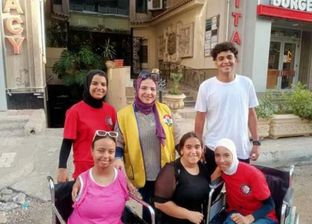 هدى عبد العزيز مع أبطال من ذوي الاحتياجات الخاصة