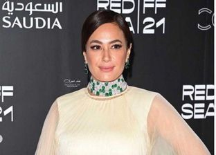 هند صبري تطل بالأبيض في افتتاح مهرجان البحر الأحمر السينمائي الدولي في السعودية