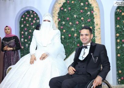 «محمد» يعيش قصة حب رغم إعاقته: «زوجتي هي سندي في الحياة»