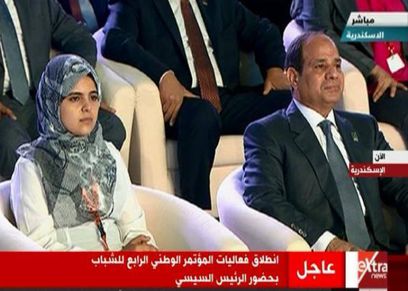الرئيس السيسي وبجواره الطالبة مريم فتح الباب