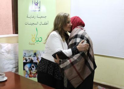 رئيس جمعية رعاية أطفال السجينات مع إحدى الغارمات