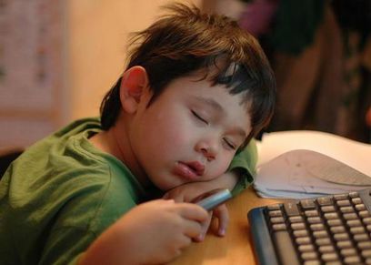 دراسة توضح عدد ساعات النوم التي يحتاجها الطلاب وتساعدهم في التحصيل الدراسي