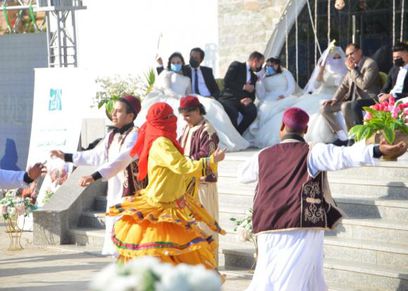 جانب من حفل زفاف جماعى بارتداء الكمامات للعرايس والعرسان فى متنزه كليوباترا بمرسى مطروح