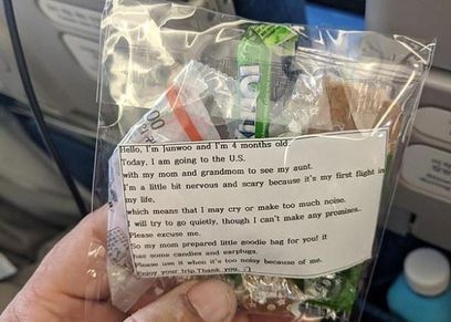 أم كورية توزع 200 كيس حلويات على متن طائرة بسبب بكاء رضيعتها