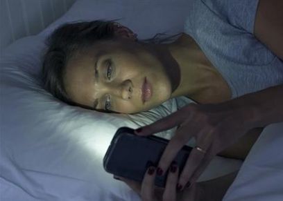 منها وضع الهاتف قرب الرأس..4 عادات سلبية شائعة تدمر نومك الصحي