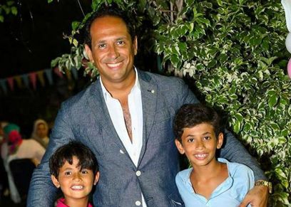 أحمد سالم مع ابناءه