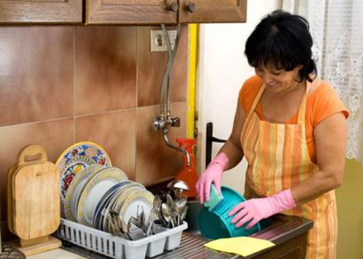 سيدة تغسل الصحون