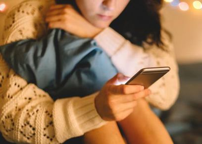 دراسة توضح خطورة الهواتف الذكية على السيدات
