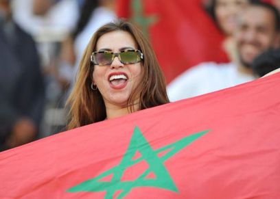بالأعلام وأحمر الشفاه.. تألق المغربيات باستاد السلام  لمؤازرة أسود الأطلس