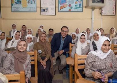 رئيس الوزراء مع طالبات مدرسة الشهيد خالد سرور