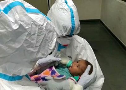ممرضات يرضعن طفلا بعد اصابة والدته بفيروس كورونا