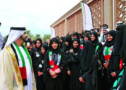سيدات إماراتيات مع الشيخ محمد بن راشد