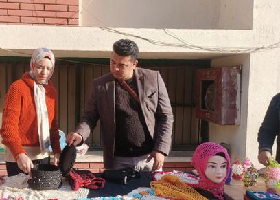 هبة محمد أثناء بيعها للمشغولات اليدوية