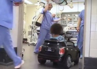 مستشفى تستخدم سيارات التحكم عن بعد لنقل الأطفال إلى غرفة العمليات
