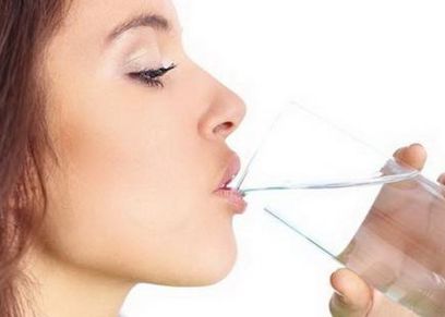 طبيب يوضح الكمية المسموح بها من شرب الماء يوميا