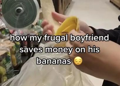 شاب يقشر الموز قبل شرائه لتخفيض سعره