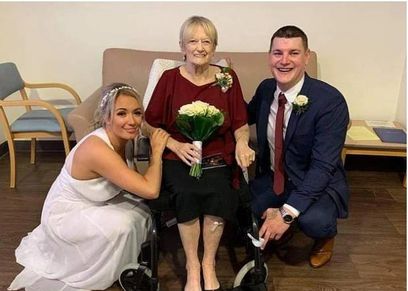 عروس تحتفل بزفافها في المستشفى