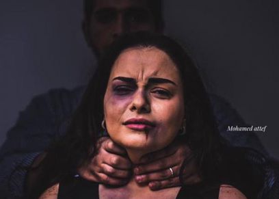 مصور يجسد معاناة الزوجات مع العنف الزوجي