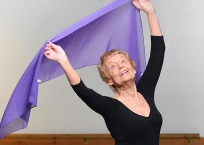 مسنة 81 عاما تحترف رقص الباليه وتعلمه لأحفادها