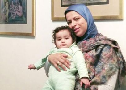 الصحفية سماح عبدالسلام مع طفلتها ديالا
