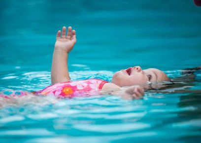 عقب وفاة طفلة أثناء تدريب السباحة.. كيف تحمي ابنك من الغرق؟