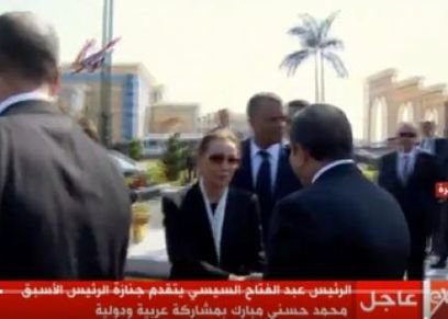 أثناء تلقي سوزان مبارك العزاء من الرئيس السيسي