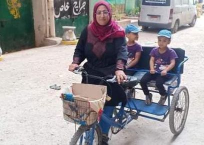 أم مريم تستخدم الدراجة في توصيل ابنائها المدرسة