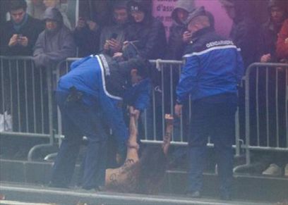 الشرطة الفرنسية تلقي القبض على إحدي متظاهرات فيمن