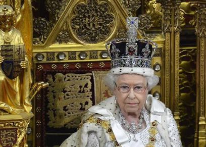 الملكة إليزابيث وهى ترتدي تاج الدولة الإمبراطوري
