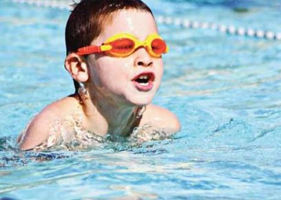 ممارسة الطفل للسباحة خلال الشتاء - تعبيرية