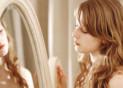أسرار حب الفتاة للمرآة