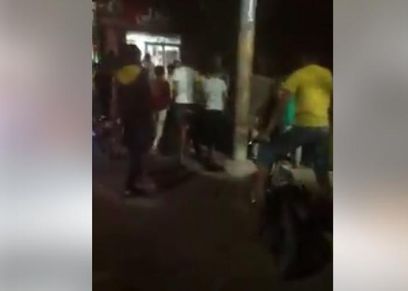 شباب يحاولوا التحرش بـ 3 فتيات في الشارع
