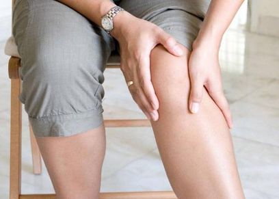 أعراض الإصابة بخشونة الركبة