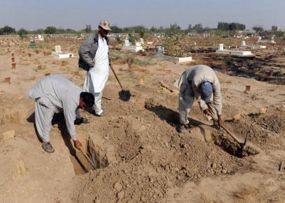 متطوعون يبحثون عن الأطفال المدفونين بالمقابر