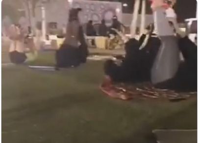 السعوديات غلى جانب الشباب وهم يؤدون تمارين رياضية في ساحة عامة