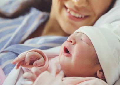 طريقة النوم الصحيحة بعد الولادة القيصرية - أرشيفية