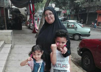 «الجدة نور» تصطحب أحفادها للمشاركة في الانتخابات: «عاوزة اعلمهم معنى الانتماء»