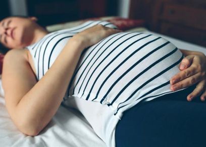 أوضاع نوم خاطئة للحامل تضر بصحة الجنين