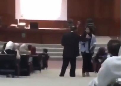 أستاذ أردني ينتزع من طالبة كويتية هاتفها أثناء محاضرة