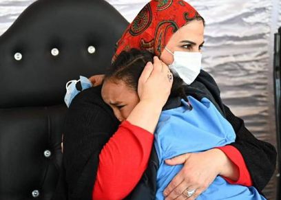 الطفلة حنين أثناء احتضانها نيفين القباج وزيرة التضامن