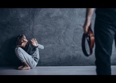 بالفيديو| أب يجلد ابنته بالحزام لإساءتها التصرف في المدرسة