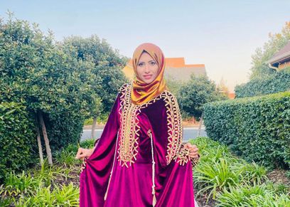 هند محمد صاحبة فكرة عرض أزياء أونلاين لعباءات رمضان
