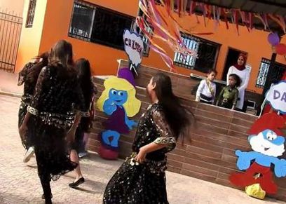 الرقص وأغاني المهرجانات في المدارس
