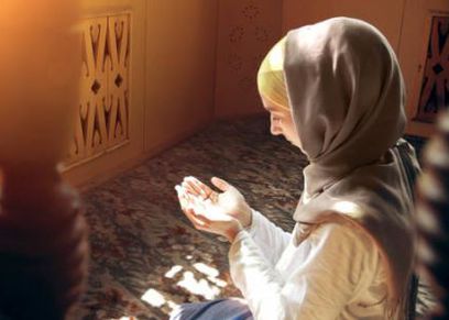 فتاة تؤدي الصلاة