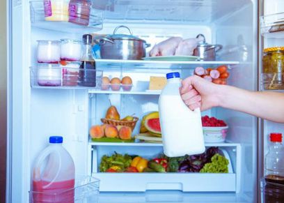تخزين اللبن الحليب في باب الثلاجة