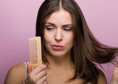 استخدام الشامبو الجاف في التخلص من زيوت الشعر
