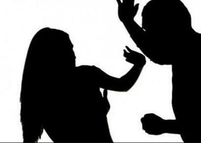 زوجة تتعرض للعنف الزوجي خلال الحجر المنزلي